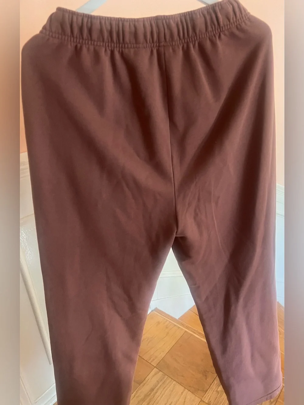 Alo Brown Cozy Fleece Sweatpants accolade burgundy copper logo vuori athleisure